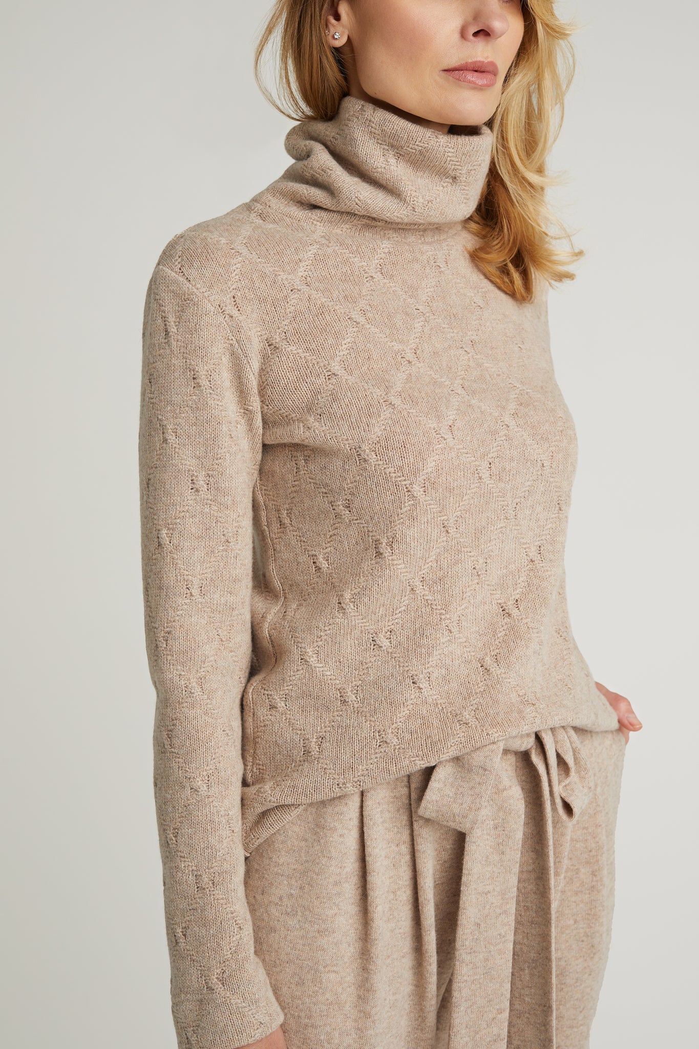 Gaudium Turtleneck Sweater With Pattern in Sand