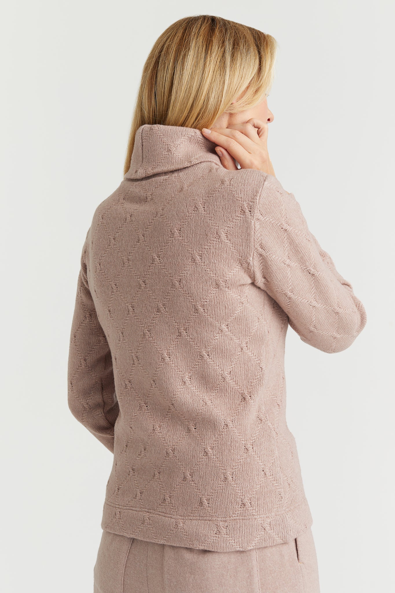 Gaudium Turtleneck Sweater With Pattern in Dusty Pink
