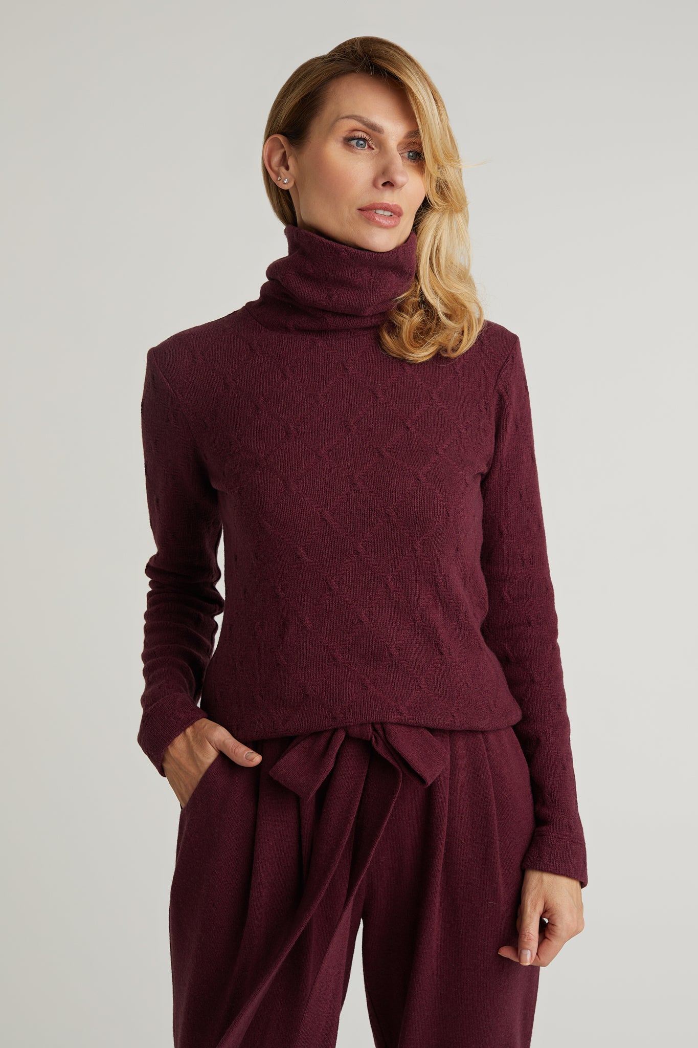 Gaudium Turtleneck Sweater With Pattern in Burgundy