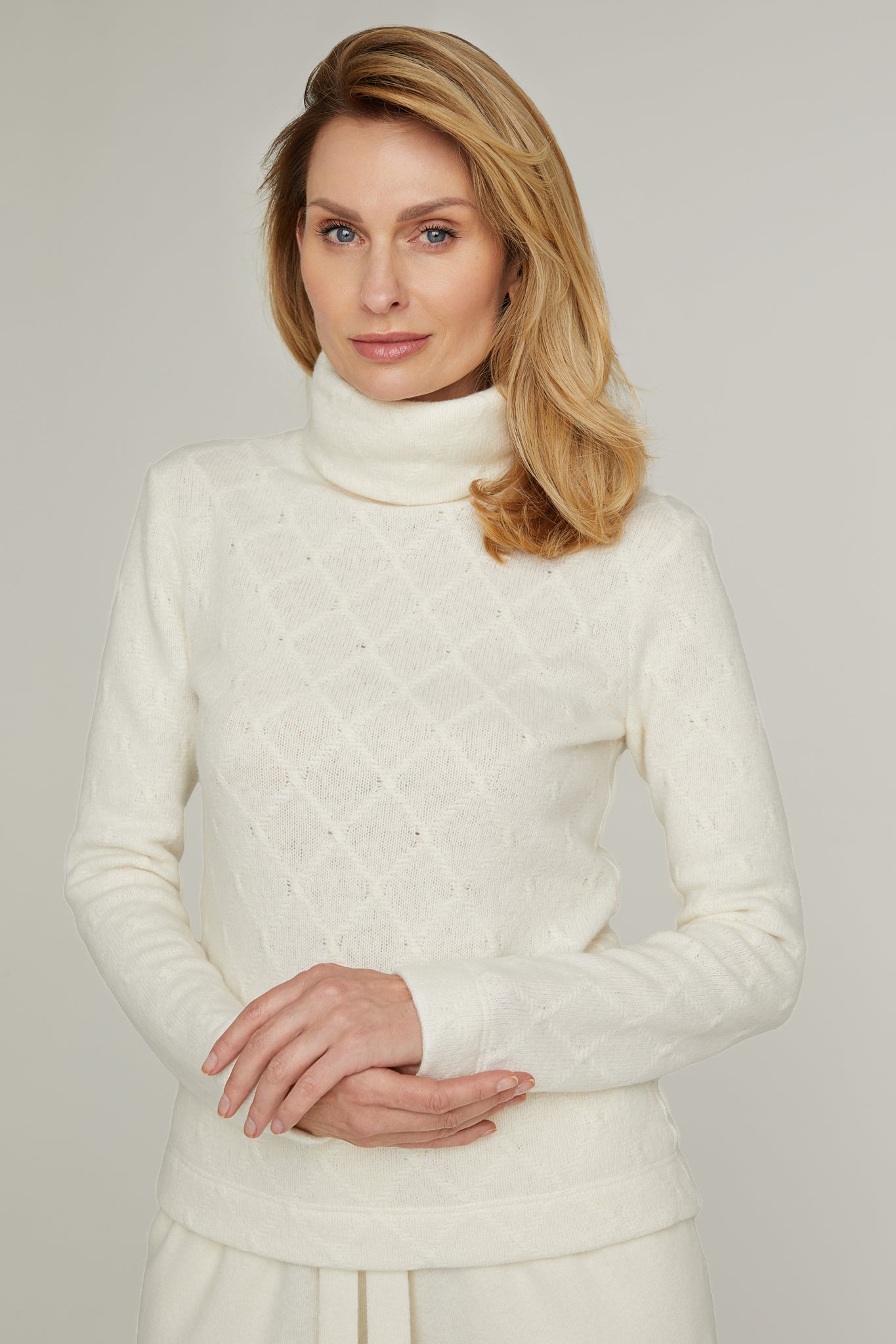 Gaudium Turtleneck Sweater With Pattern in Ivory White